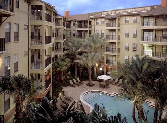 Piscina - Uptown Place Apartments