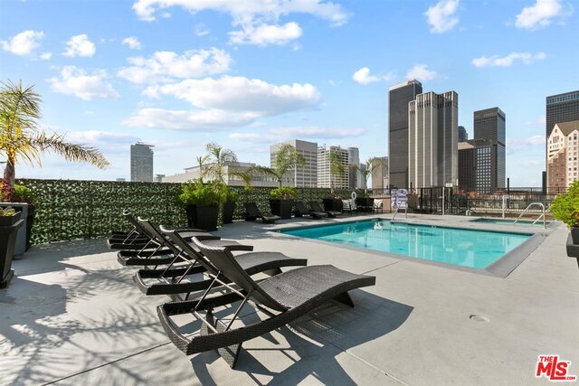 Foto del edificio - 312 W 5th St
