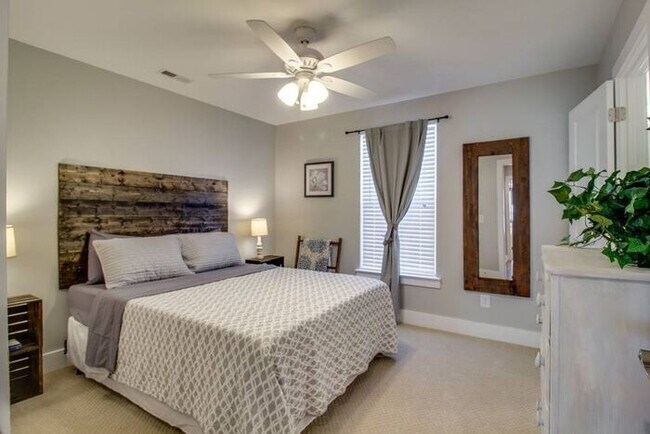 Building Photo - Beautiful 4 Bedroom Newer Build in Charlot...