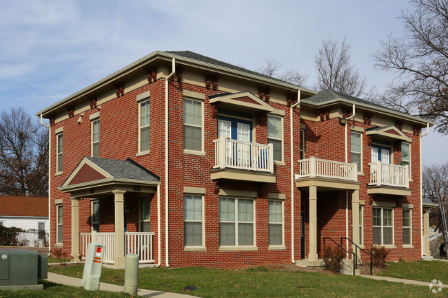 Building Photo - Grand Oaks