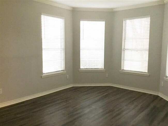Foto del edificio - 3506 Pine Tree Dr