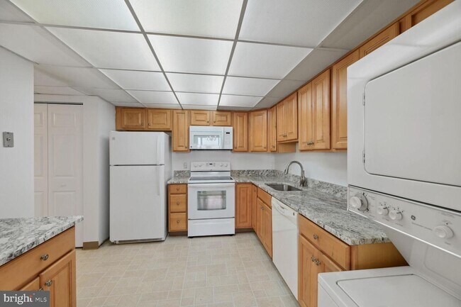 Foto del edificio - 6301 Stevenson Ave