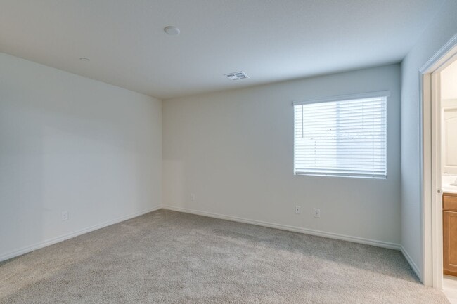 Building Photo - GORGEOUS TOWNHOME*UPGRADED*ALL APPLIANCES*...