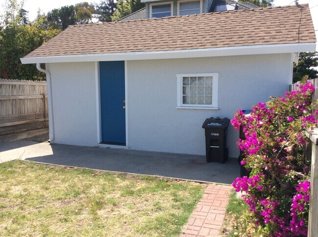 Building Photo - Charming Seabright Beach Cottage!
