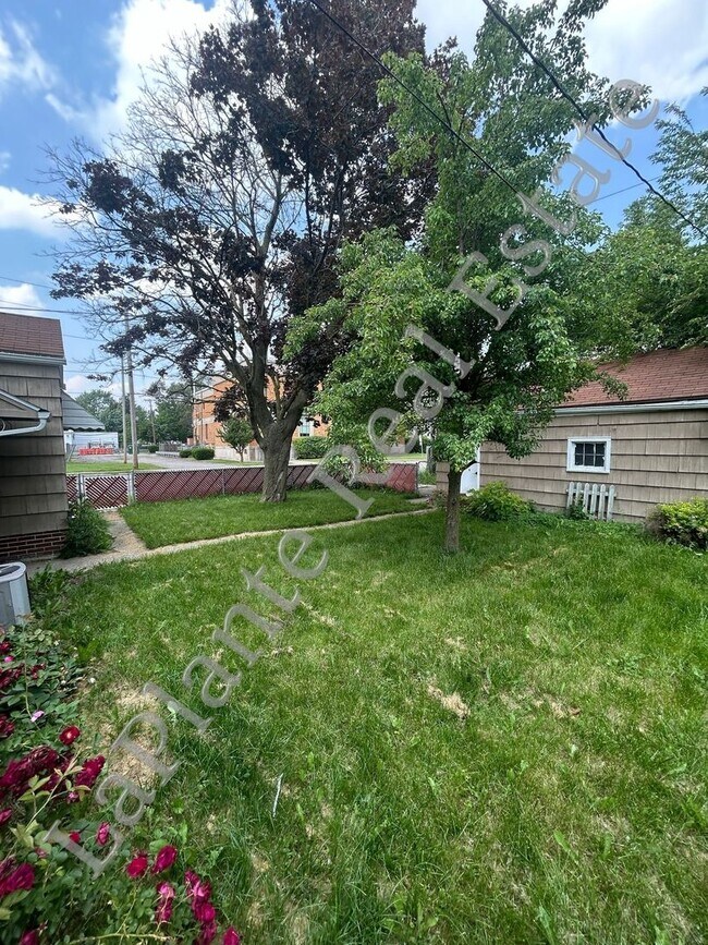 Foto del edificio - Charming and Cozy 2-Bed Home with Fenced Y...
