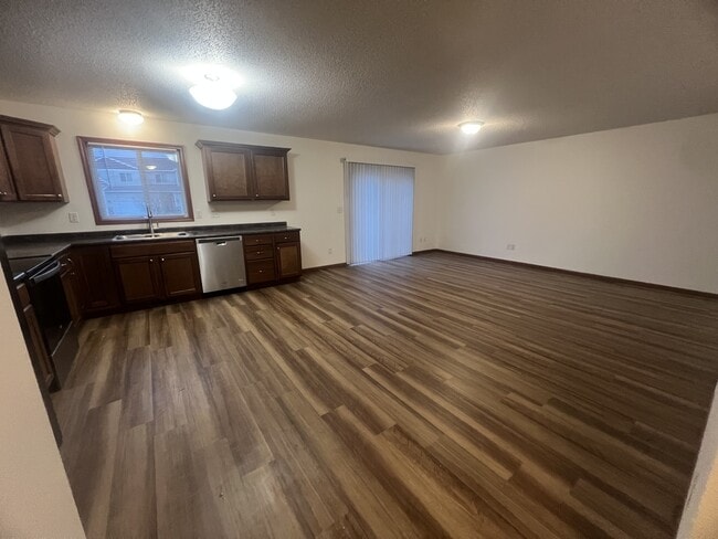 Building Photo - 4257 Estate Dr S