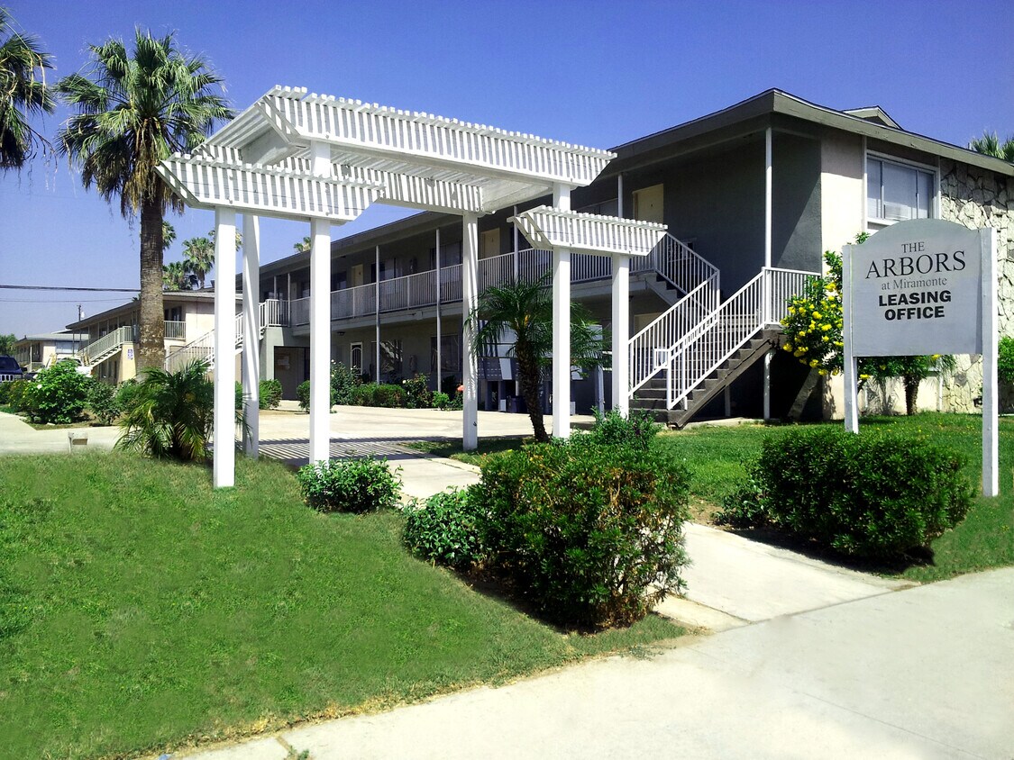Primary Photo - 2894 Miramonte Dr N