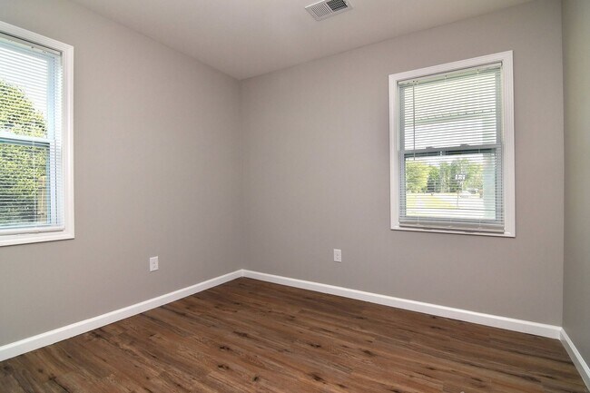 Building Photo - 3 bedrooms, 1 bathroom ranch style home in...