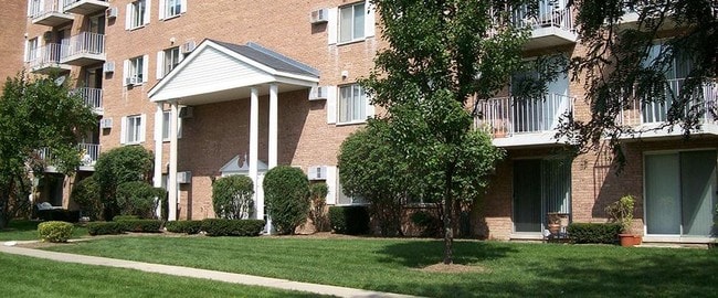 Building Photo - Colonial Village