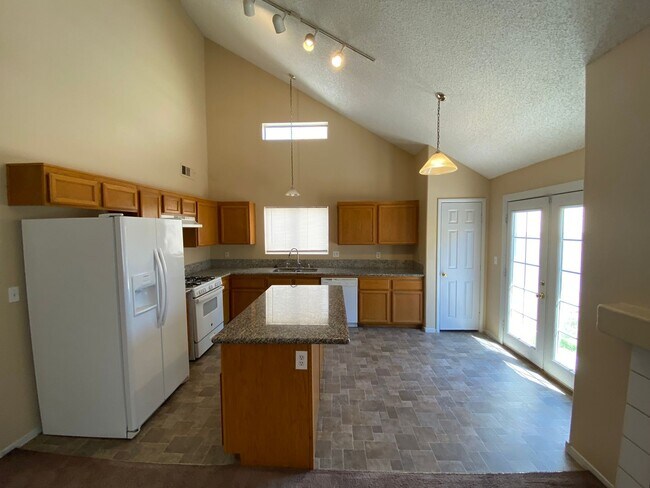 Building Photo - 3 bed, 2.5 bath, 3 car garage home in Nort...