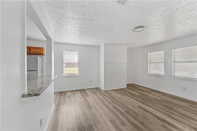 Building Photo - 210 Tanglewood Ln