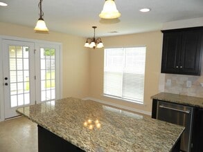 Building Photo - 498 Sebastian Dr