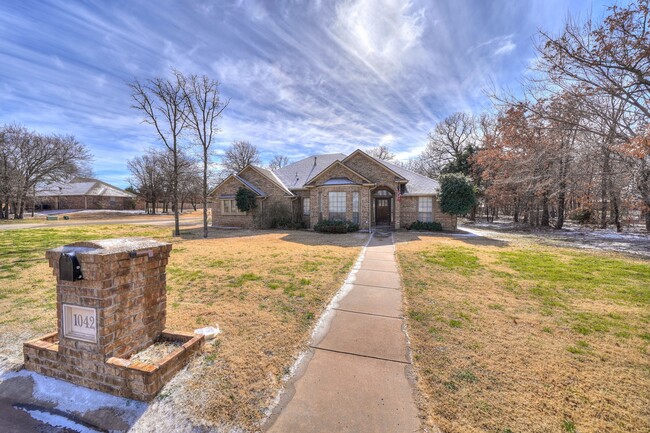 Building Photo - 1042 Hidden Oaks Way