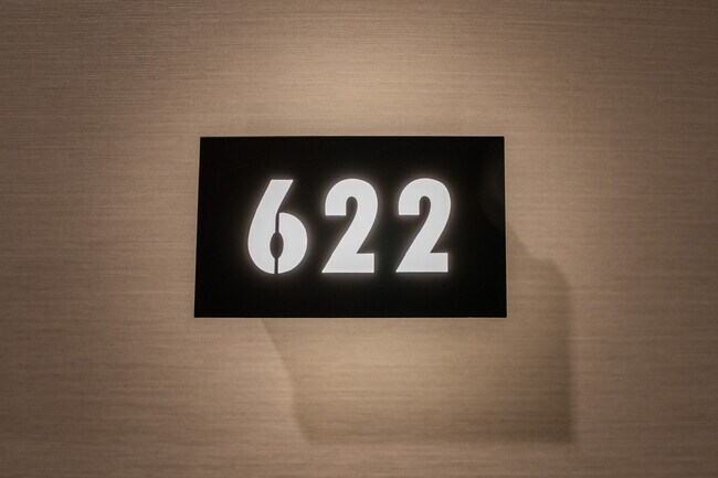 Photo du bâtiment - 1007 The Queensway