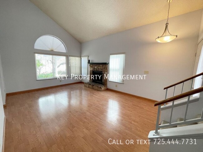 Building Photo - Beautiful 3 bedroom, 2.5 bathroom house wi...