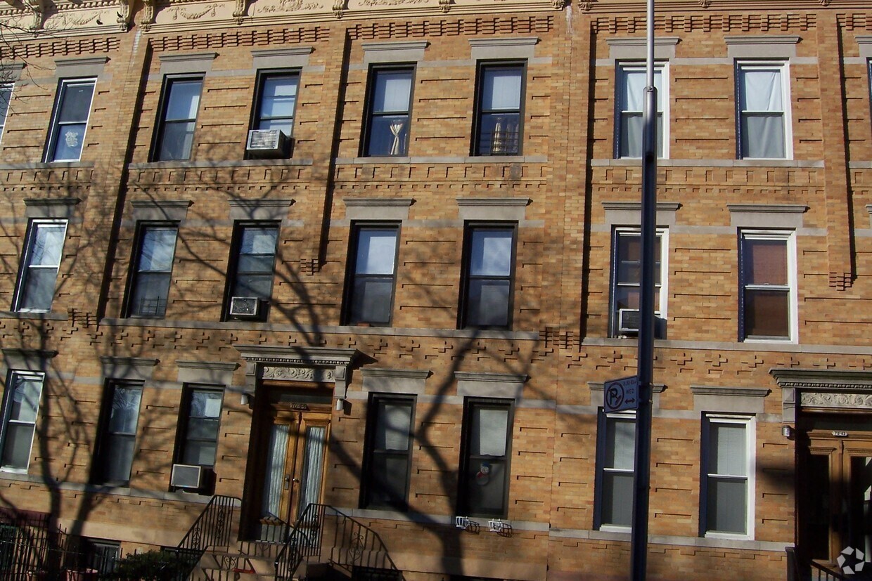 70 44 65th Pl Flushing Ny Apartments Flushing Ny Apartments Com
