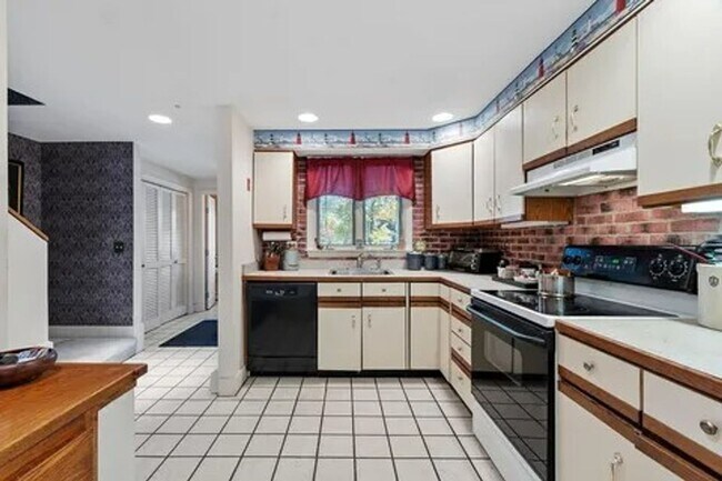 Foto del edificio - Large 2 Bed/2.5 Bath Condo | Private Back Deck | Washer and Dryer and More!