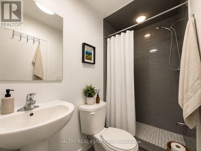 Photo du bâtiment - 2870 Dundas St W