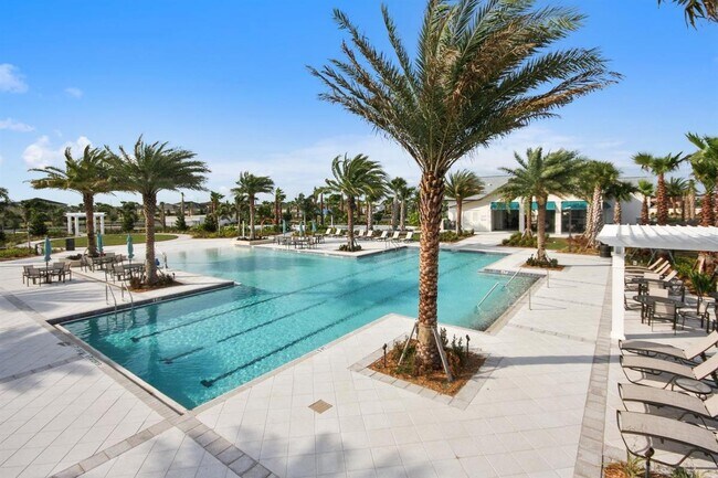 Foto del edificio - Lucaya Lake Club- Single Family Home