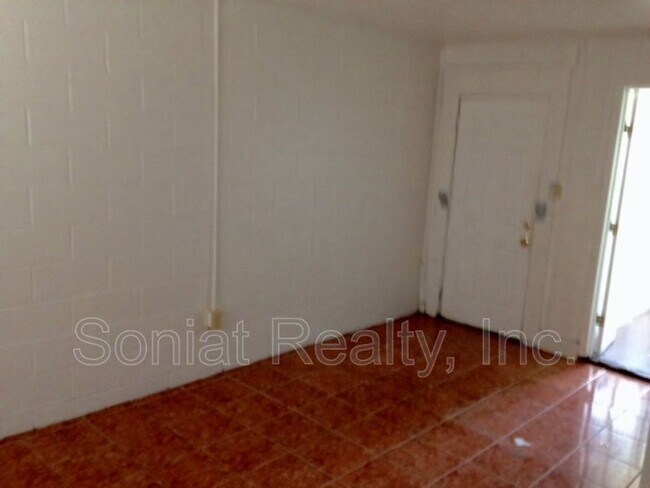 Building Photo - 10114 Boulevard Way