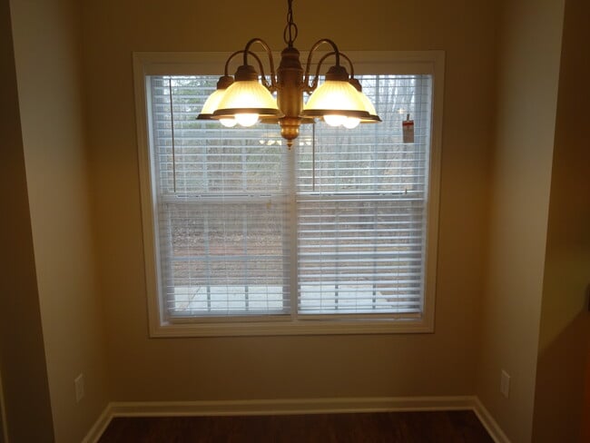 Foto del edificio - 1054 Falls Brooke Dr