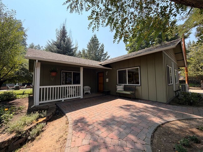Building Photo - Hidden Gem in Midtown Bend – Utilities Included!