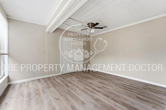 Building Photo - Rare Find! Spacious 2/1 Home on Huge Lot - Perfect for Work Vehicles, Boats & Pets