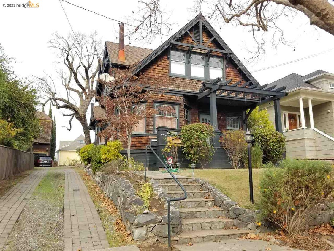 Primary Photo - 933 Kingston Ave