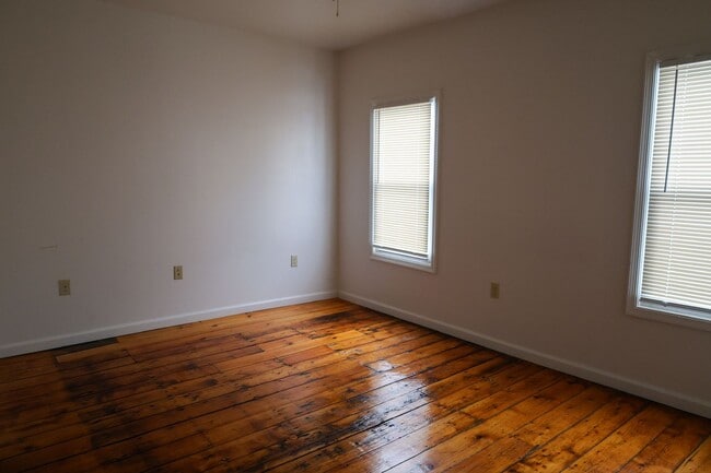 Building Photo - Lovely 4Br 2Bath with In-Unit Washer/Dryer