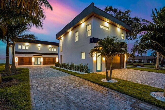Foto del edificio - 3/2 Luxury Custom Home plus 1/1 Guest House (4/3 total) plus Pool and Stunning Views!!