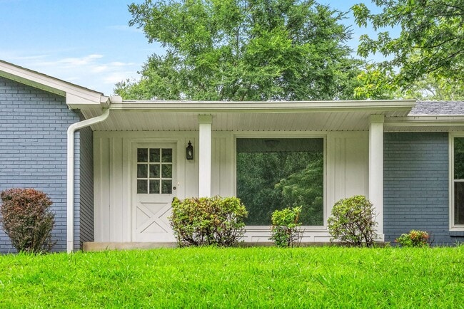 Building Photo - Beautiful Pet Friendly 3 bedroom home for ...
