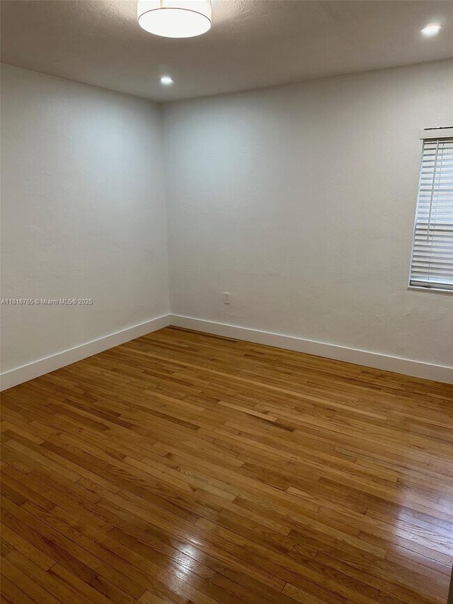 Foto del edificio - 1685 SW 15th St