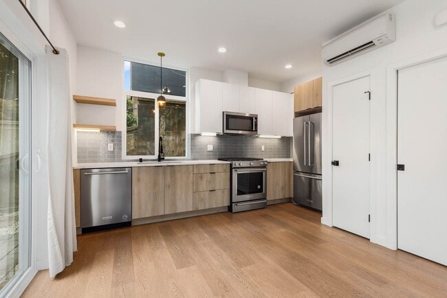 Building Photo - 2BR + Den Townhouse with Rooftop Deck