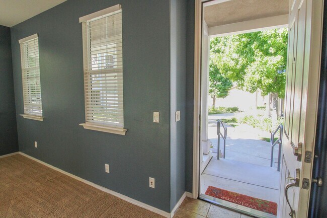 Foto del edificio - 4 bedroom 2.5 bathroom condo in Broad Street Village Complex