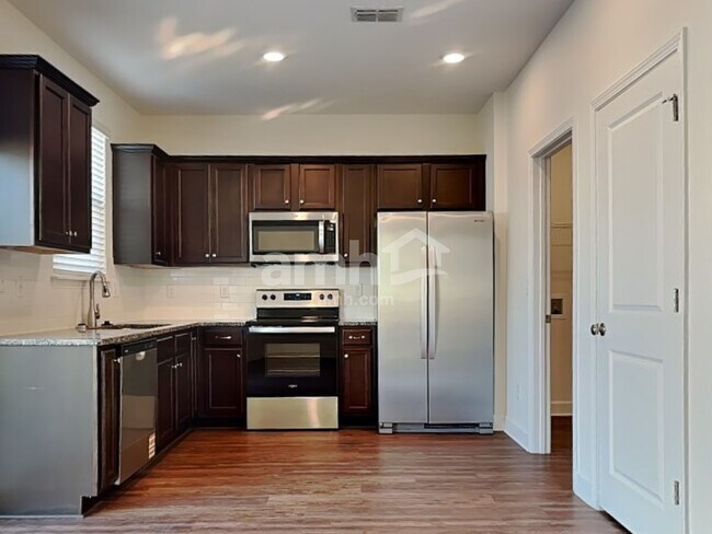 Foto del edificio - 5945 Hampton Creek Rd