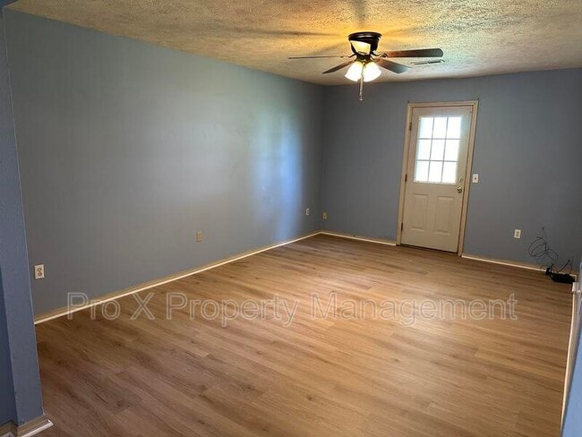 Building Photo - 121 Elm St