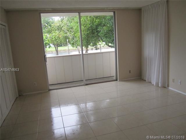 Building Photo - 2601 S Palm Aire Dr
