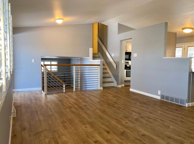 Building Photo - Spacious Tri-Level Home Featuring 4BD/2.5B...