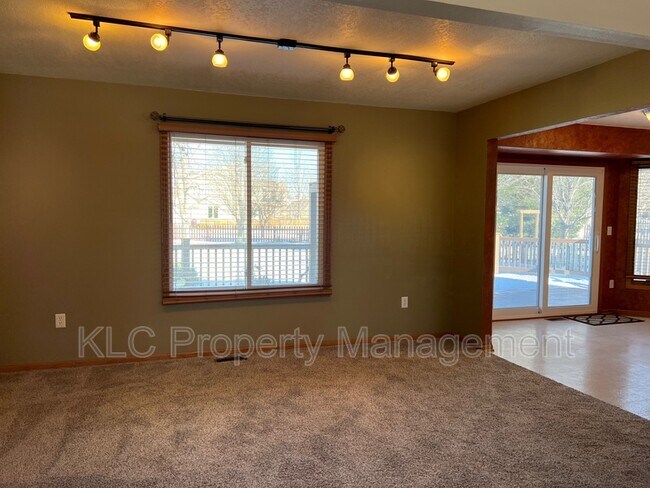 Building Photo - 15177 Hawthorn Dr