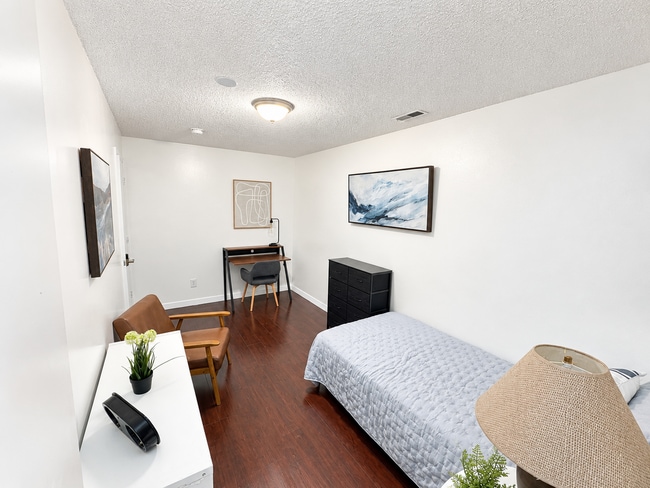Building Photo - 68 E 200 S