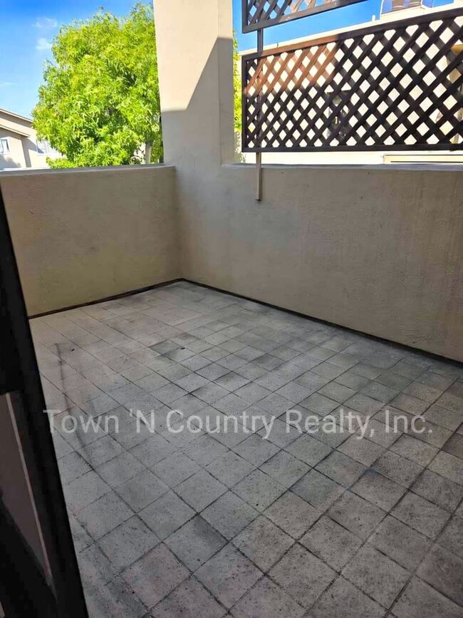 Building Photo - Spacious 2-Bedroom Upper-Level Condo in Sa...