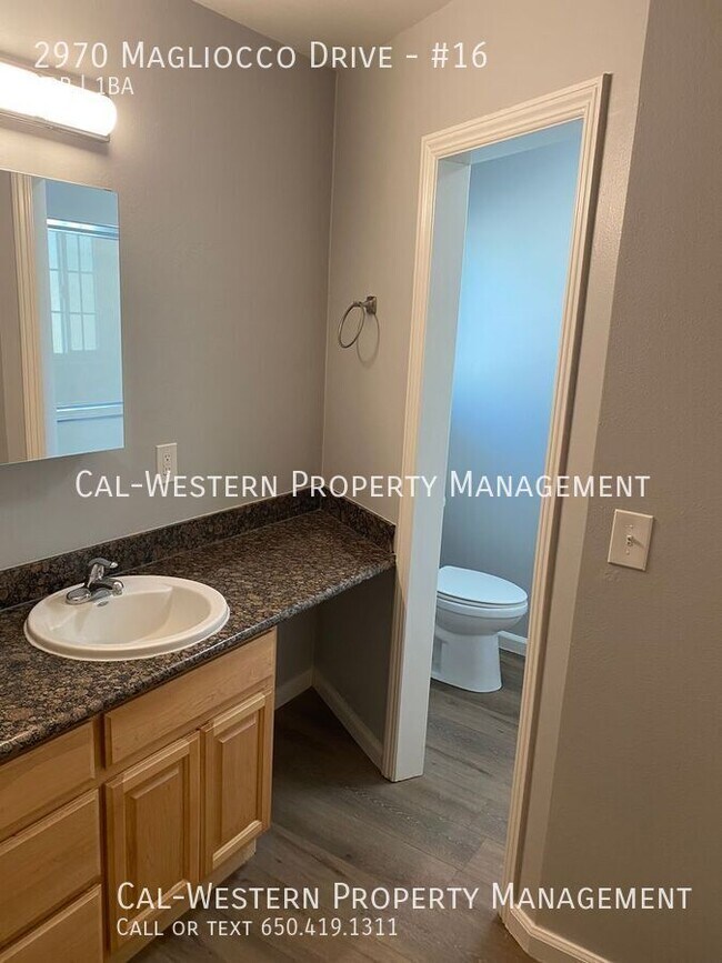 Foto del edificio - Corner unit, spacious updated studio near ...