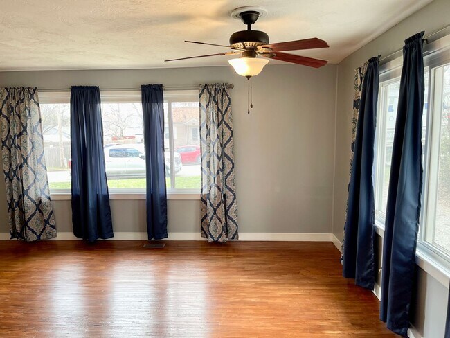 Building Photo - Updated Bungalow in Heart of City!
