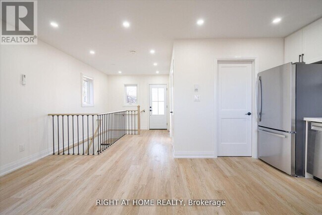 Photo du bâtiment - 809 Helen Crescent