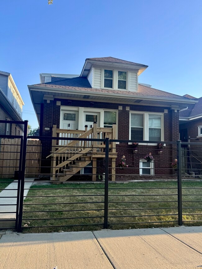 Building Photo - 4909 W Wellington Ave