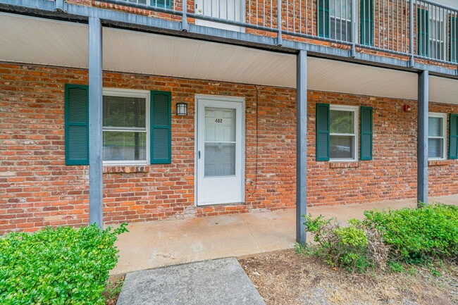 Building Photo - 482 E Red Bud Rd