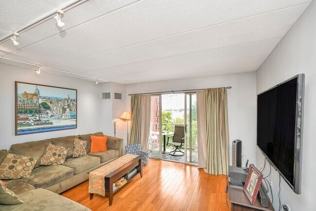 Building Photo - 100 Boatswains Way
