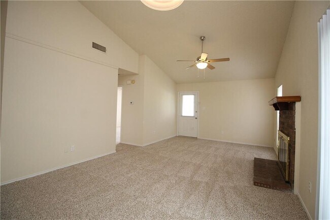 Building Photo - 748 Versailles St