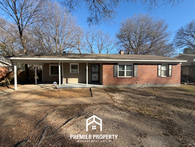 Charming 3BR Memphis Home with Tile Floors, Dining Area & Fenced Backyard - Charming 3BR Memphis Home with Tile Floors, Dining Area & Fenced Backyard