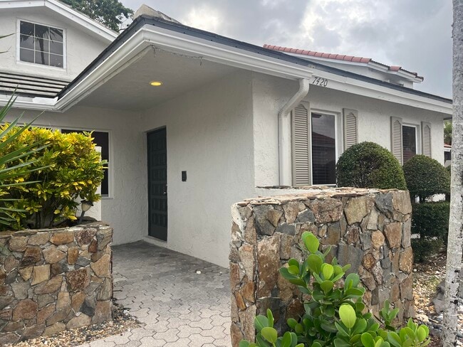 Foto del edificio - 7420 Champagne Pl